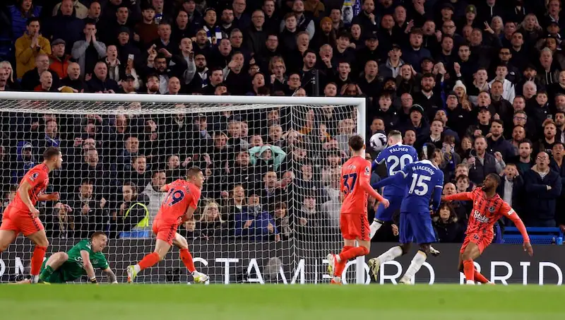 Chelsea's Palmer nets hat-trick in dominant win over Everton.