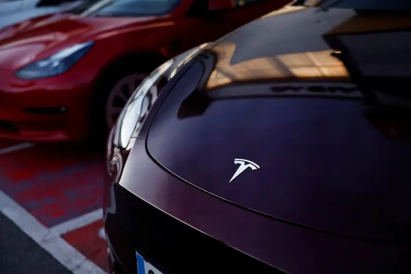 Tesla deve affrontare domande difficili sulla strategia di prodotto in un contesto di pressioni sui margini