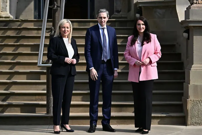 Il Primo Ministro irlandese Simon Harris visita Belfast nel mezzo del conflitto sull'immigrazione tra Regno Unito e Irlanda