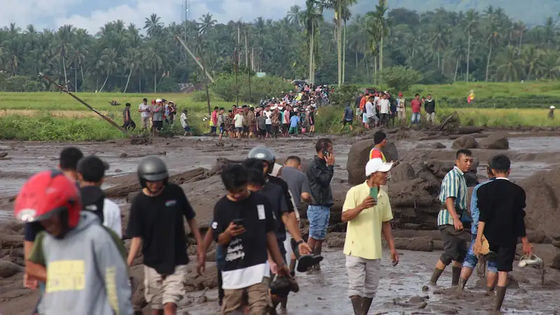 Inondazioni improvvise mortali e colate di lava fredda hanno colpito l'isola indonesiana di Sumatra