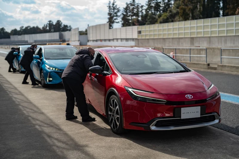 Cash Chest-Hybride ebnen den Weg für die elektrischen Träume von Toyota und Honda