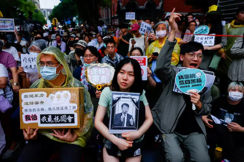Scoppiano massicce proteste contro le riforme controverse nel parlamento di Taiwan