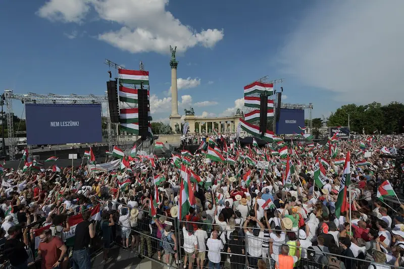 การประท้วงครั้งใหญ่ในฮังการีขณะที่ Orban เผชิญกับการลุกลามของฝ่ายค้านในการรณรงค์หาเสียงในชั่วโมงสุดท้ายของการเลือกตั้