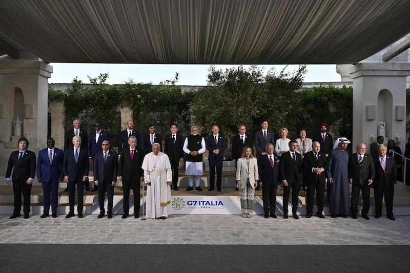 I leader del vertice del G7 posano per una memorabile foto di gruppo con Papa Francesco