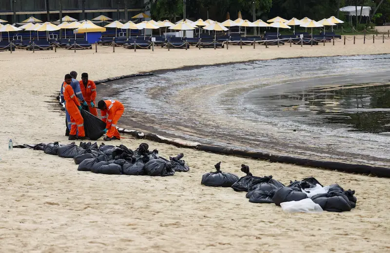 Aumentam os esforços para conter e limpar o derramamento de óleo ao longo da costa de Cingapura