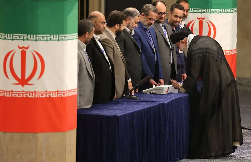 De snelle presidentsverkiezingen in Iran ontvouwen zich te midden van een lage opkomst en economische uitdagingen