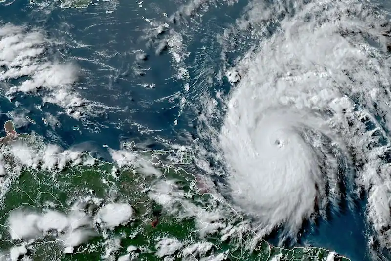 Lo storico uragano Beryl si intensifica e minaccia i Caraibi con una potenza senza precedenti