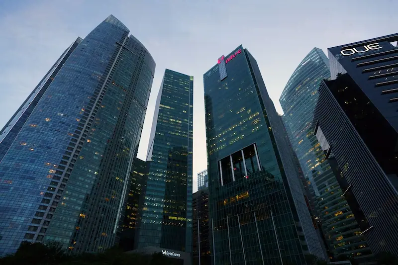 Singapur propone una ley que permitirá a la policía congelar las cuentas bancarias de presuntas víctimas de estafas