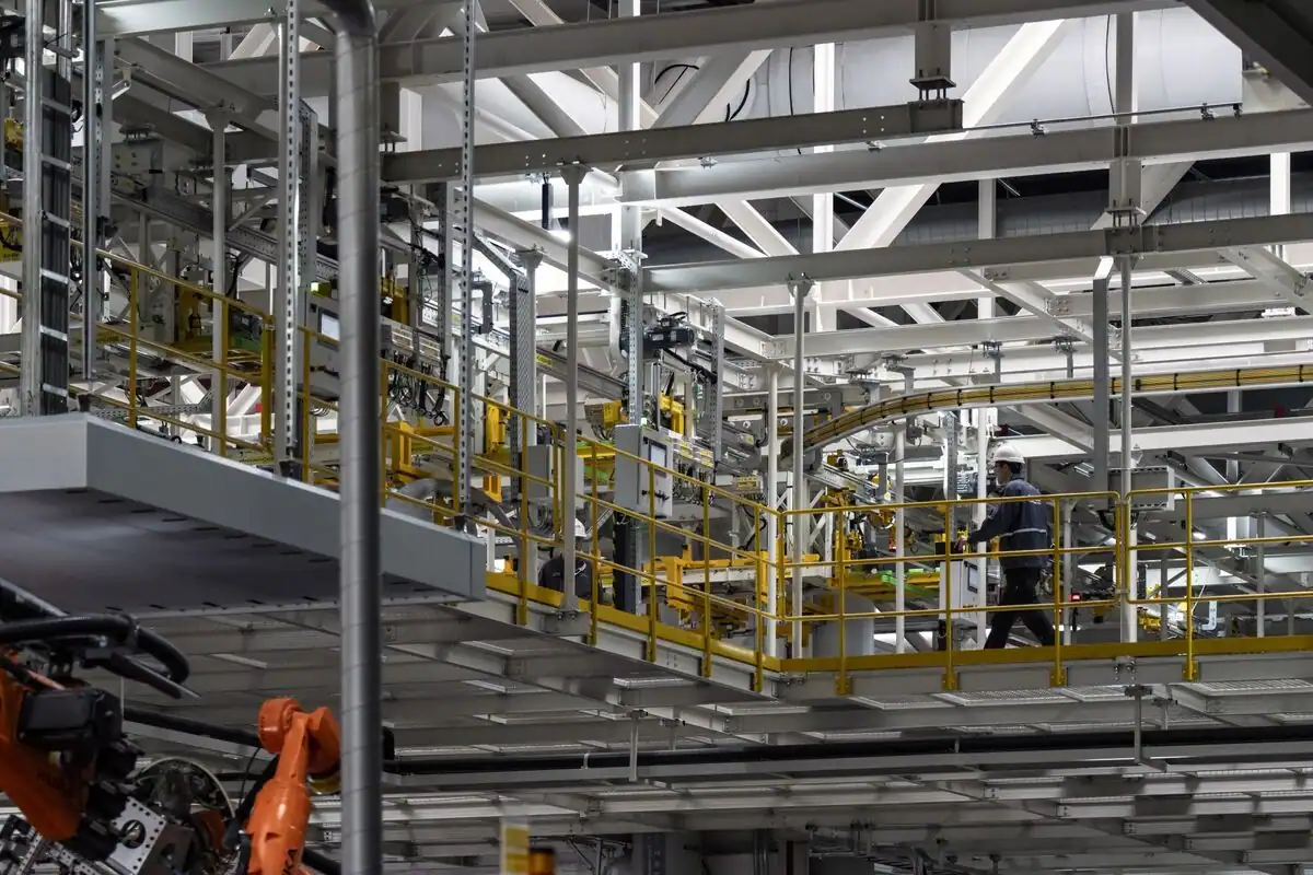 China Faces Economic Challenges as Manufacturing Slumps and Property Market Weakens