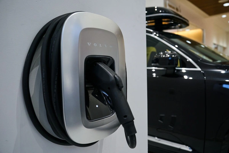 Volvo zmienia strategię w obliczu spadającego popytu na pojazdy elektryczne