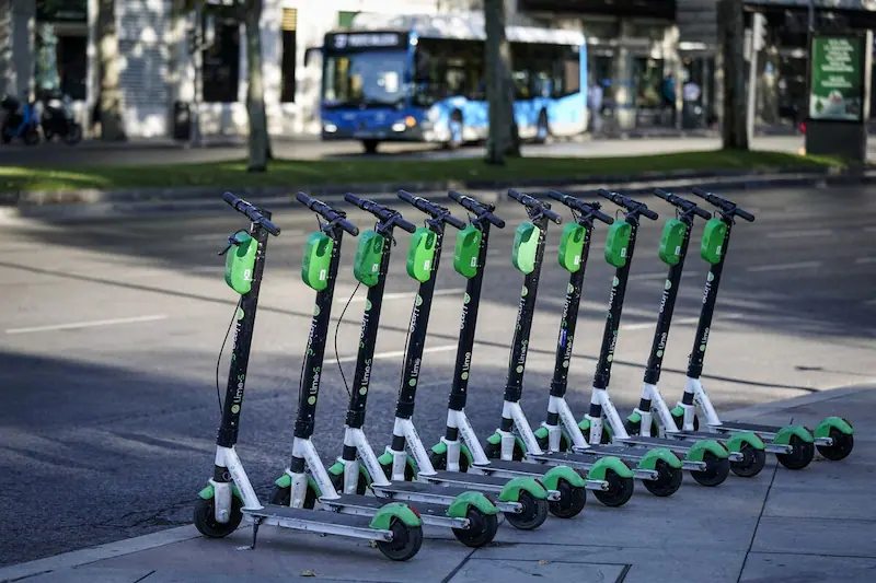 Madrid segue l’esempio di Parigi vietando il noleggio di scooter elettrici