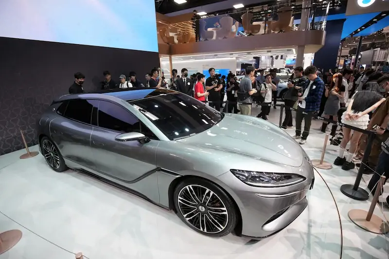 BYD assume il pieno controllo della joint venture con Mercedes-Benz in Cina