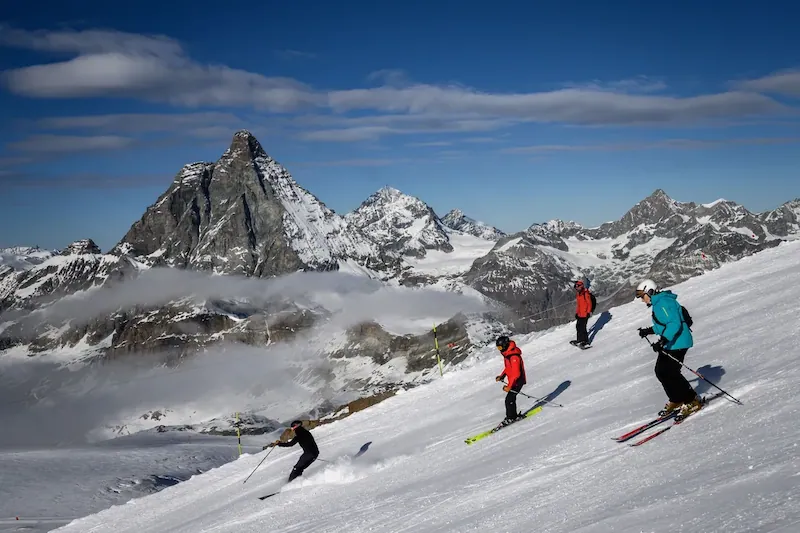 I confini alpini si sciolgono: Svizzera e Italia ridefiniscono il territorio nel mezzo della scomparsa dei ghiacciai