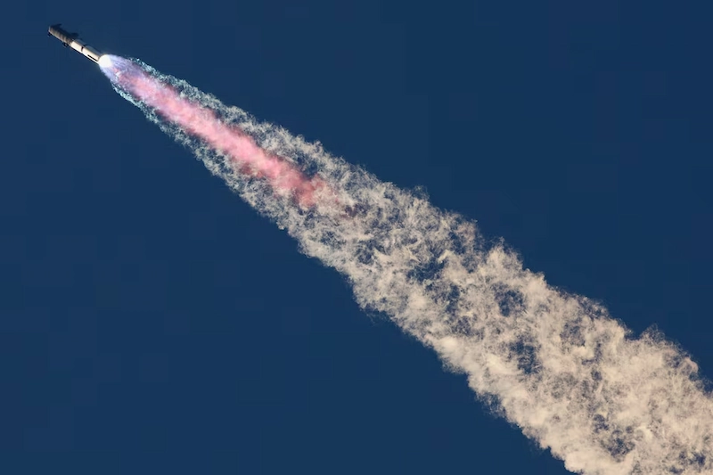 SpaceX dokonuje przełomowego wyczynu rakiety wielokrotnego użytku dzięki lądowaniu z superciężkim boosterem