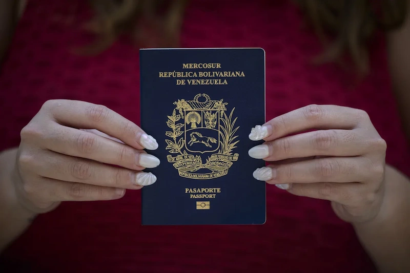 Venezuelani all'estero in difficoltà con il passaporto