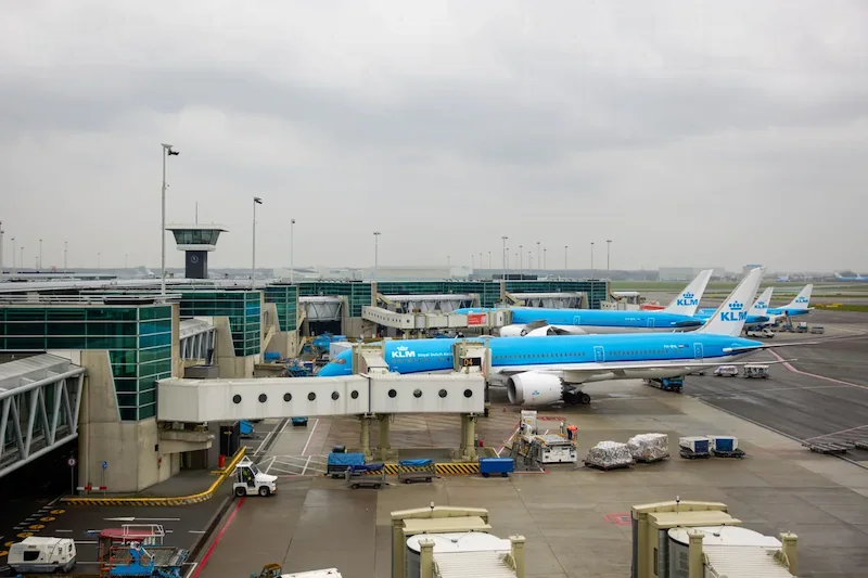 L'aeroporto di Schiphol aumenterà le tariffe e penalizzerà gli aerei rumorosi nel piano di revisione delle infrastrutture