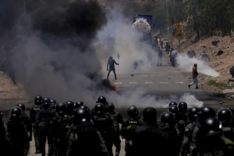 Chaos in Bolivien, als Morales-Anhänger Militärstützpunkt stürmen und Soldaten als Geiseln nehmen