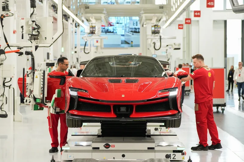 Ferrari NV stoi przed wyzwaniami w Chinach w związku z osłabieniem rynku samochodów luksusowych