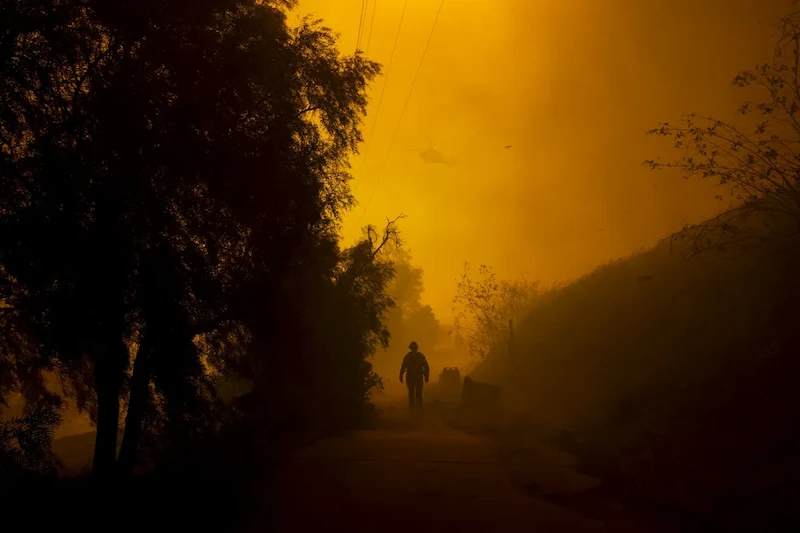 Gli incendi provocano la chiusura della Pacific Coast Highway a Malibu in mezzo ai forti venti di Santa Ana