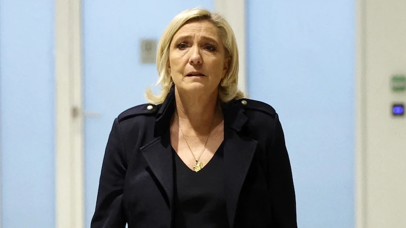 Französische Staatsanwälte fordern Gefängnisstrafe und politisches Verbot für die rechtsextreme Führerin Marine Le Pen
