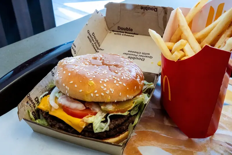 McDonald's rinnova il menu e supporta gli affiliati dopo E. Epidemia di Coli