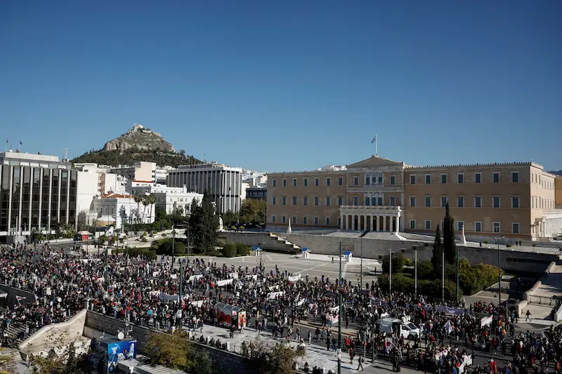 La protesta nazionale in Grecia mobilita la folla, interrompe le spedizioni e i trasporti