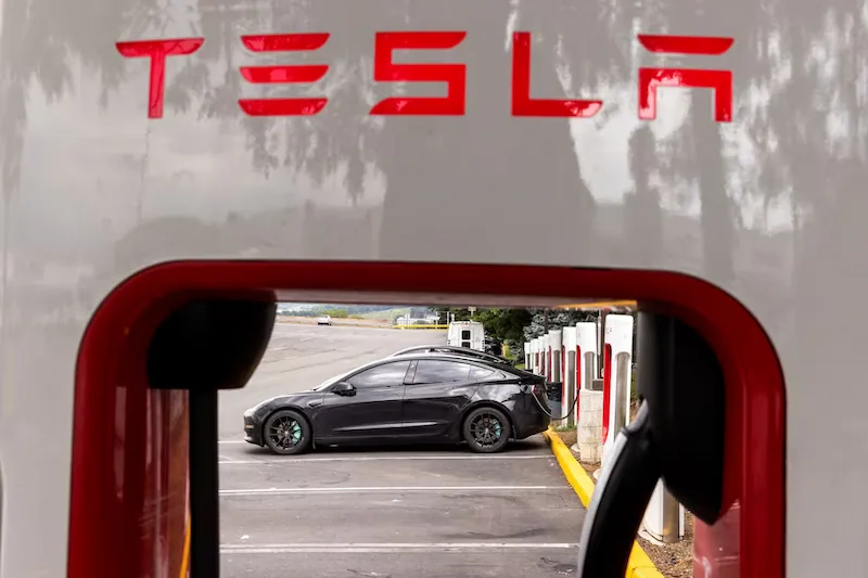 Kaliforniya Tasarısı Tesla'nın Elektrikli Araç Alıcı Kredilerinden Hariç Tutulmasını Öneriyor