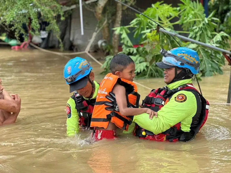 Inondazioni mortali colpiscono la Thailandia meridionale e la Malesia settentrionale, provocando migliaia di sfollati