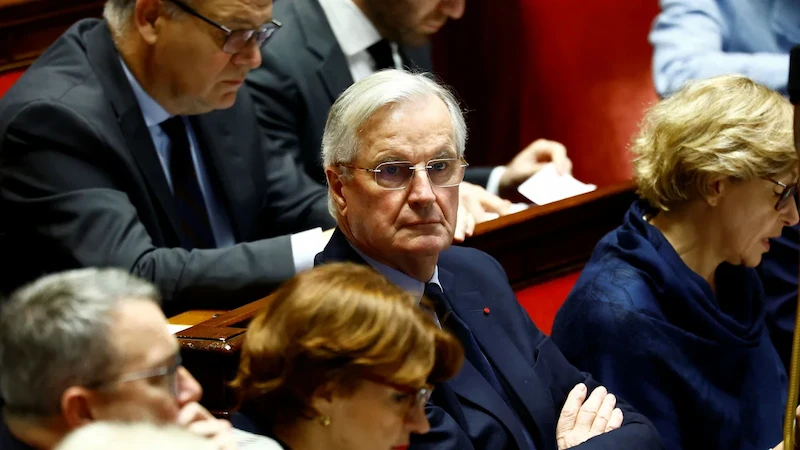 Il primo ministro francese Michel Barnier deposto con uno storico voto di sfiducia