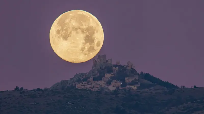 The Glowing Beauty of December's Full Moon: Your Guide to Its Peak Shine