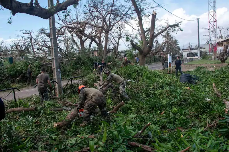 Los equipos de rescate rastrean los escombros en busca de supervivientes y cuentan las muertes en Mayotte, devastada por el ciclón