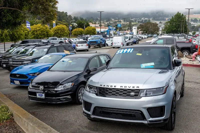 La industria automotriz mundial pronostica un crecimiento marginal de las ventas y una disminución de la producción para 2025