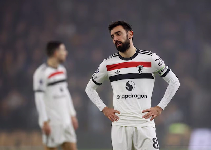 برونو فرنانديز يرى أن اللون الأحمر هو السبب وراء سقوط الذئاب على مانشستر يونايتد في مفاجأة دراماتيكية
