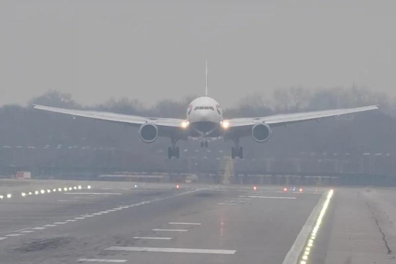 Niebla persistente que interrumpe los vuelos en los principales aeropuertos del Reino Unido
