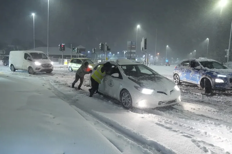 Il caos della neve colpisce il Regno Unito: interruzioni dei viaggi, chiusure degli aeroporti