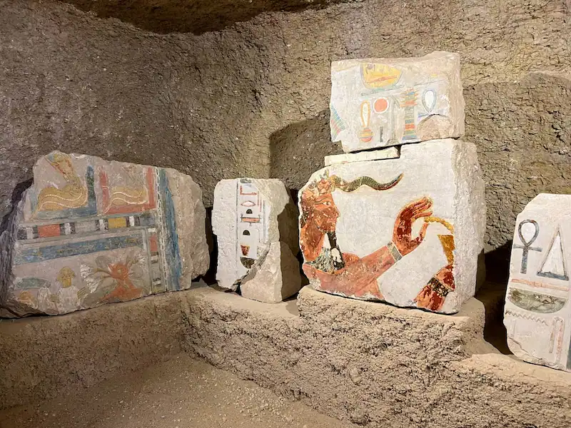 Alte Blöcke des Tempels der Königin Hatschepsut aus der 18. Dynastie in Ägypten entdeckt