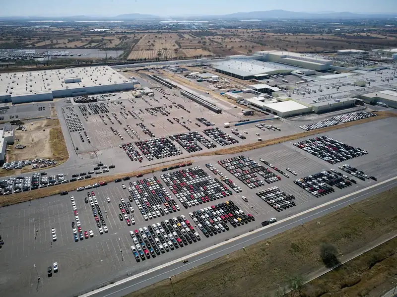 Le tariffe di Trump minacciano l'industria automobilistica nordamericana, inviando onde d'urto attraverso i confini
