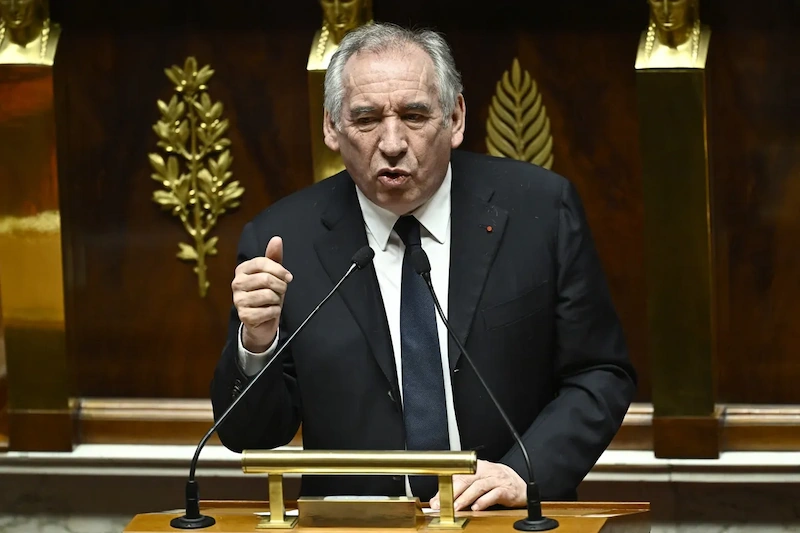 Fransız PM, güvensiz oylardan kurtulur, siyasi kargaşada bütçe onayını korur
