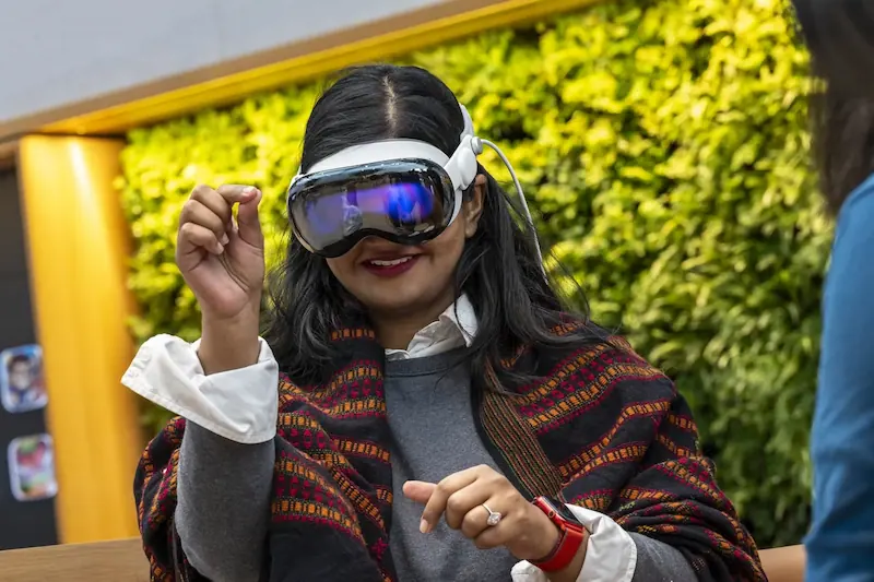 Apple migliora la cuffia Vision Pro con Apple Intelligence, App Spatial Content e Modalità utente ospite