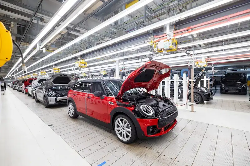La BMW riconsidera la mini produzione elettrica a batteria nel Regno Unito tra le incertezze del settore
