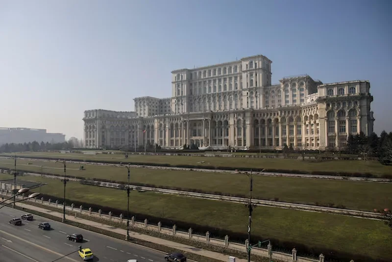Romanian Far-Right Alliance Launches No-Confidence Motion Against Pro-European Government Amid Presidential Election Chaos