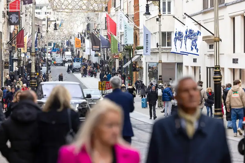 Verringerung des luxuriösen Einkaufs im Einklang mit dem Debüt in den europäischen stehenden Straßen