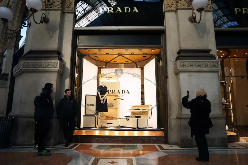 Prada nähert sich dem Deal, um Versace von Capri Holdings zu erwerben
