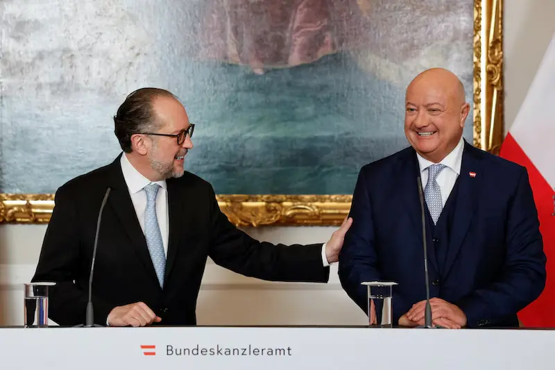 Österreich schwört in die Drei-Parteien-Regierung und halten rechtsextrem aus der Macht