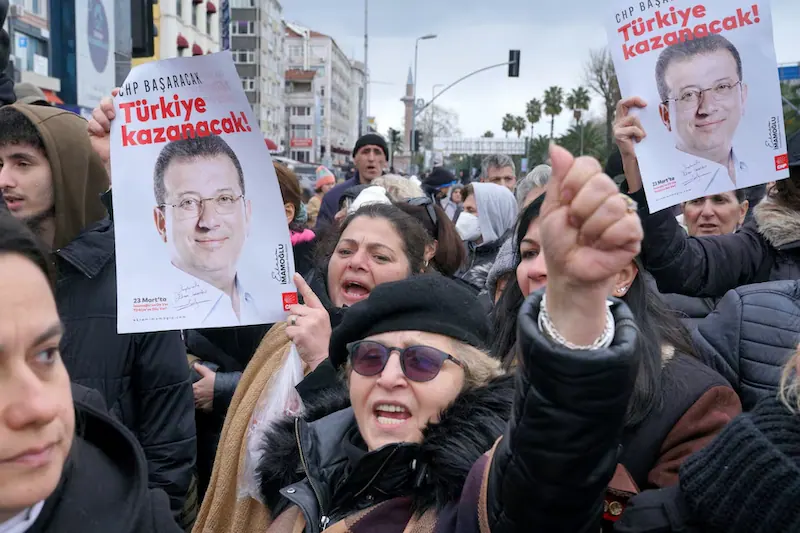 İstanbul Belediye Başkanı hükümetin baskısından tutuklandı, muhalefet faul ediyor