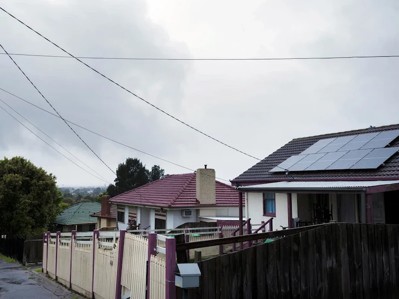 Der australische Premierminister enthüllt einen kühnen Plan, um Energiekosten mit ermäßigten Hausbatterien zu senken