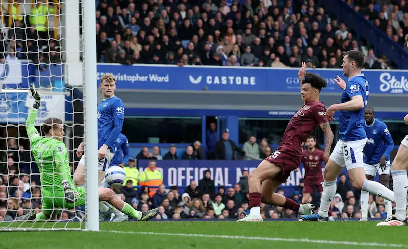 I gol in ritardo garantiscono una vittoria cruciale per il Manchester City contro Everton