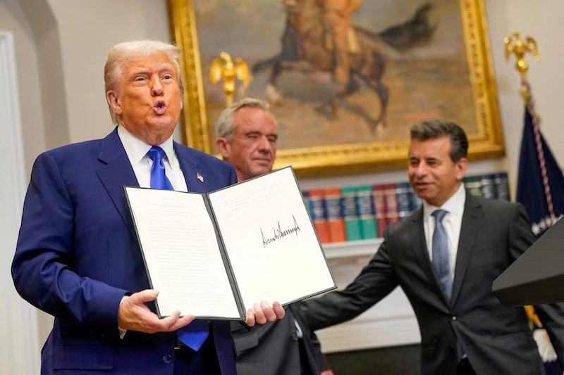 Trump emite a ordem executiva pedindo que a indústria farmacêutica reduza os preços