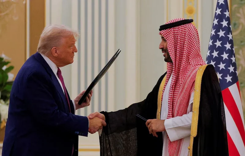 USA ogłaszają podnoszenie sankcji w Syrii, zabezpiecza zaangażowanie inwestycyjne o wartości 600 miliardów dolarów z Arabii Saudyjskiej
