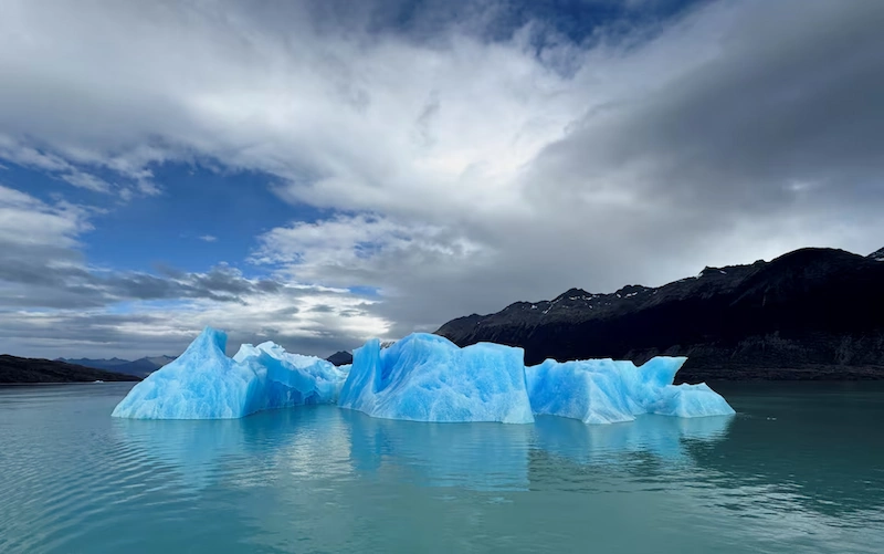 Massive cascate di ghiaccio al ghiacciaio Perito Moreno in Argentina evocano un mix di meraviglia e cautela
